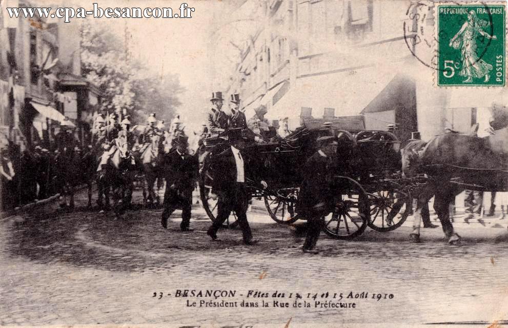28. - BESANÇON. - Fêtes des 13, 14 et 15 Août 1910 - Le Président dans la Rue de la Préfecture